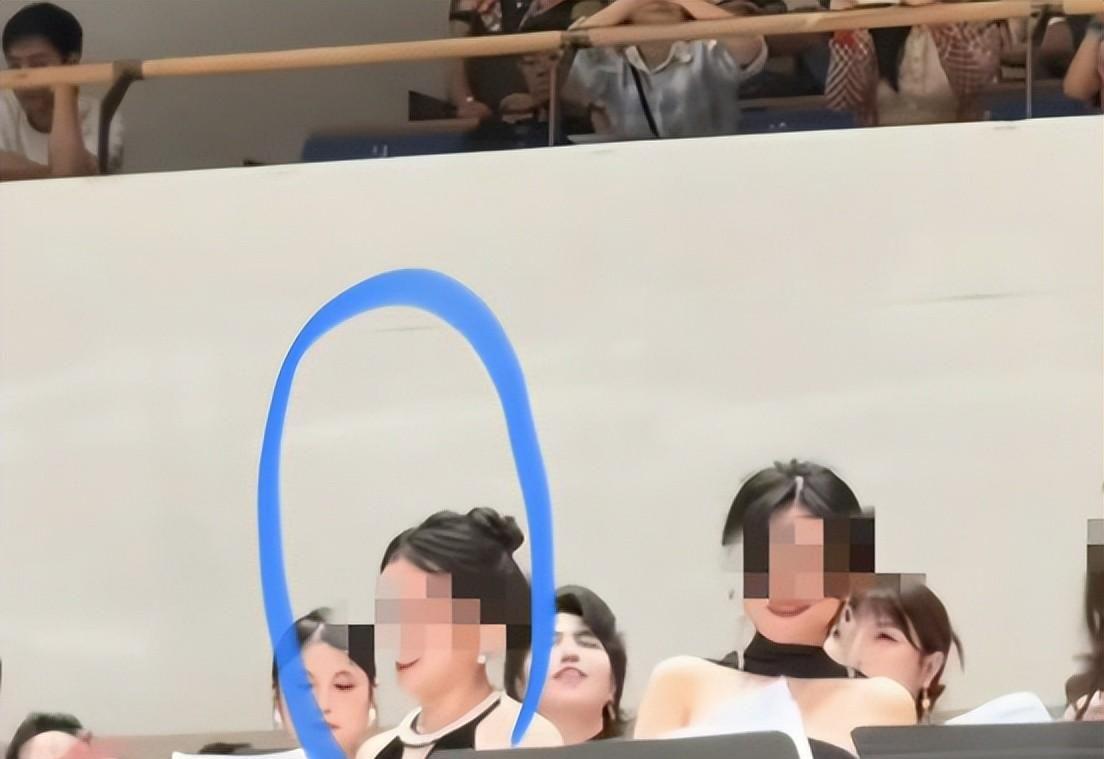 世界杯官方app下载入口-女子穿礼服退款后续:身份被扒已社死,工作被停职,商家准备起诉