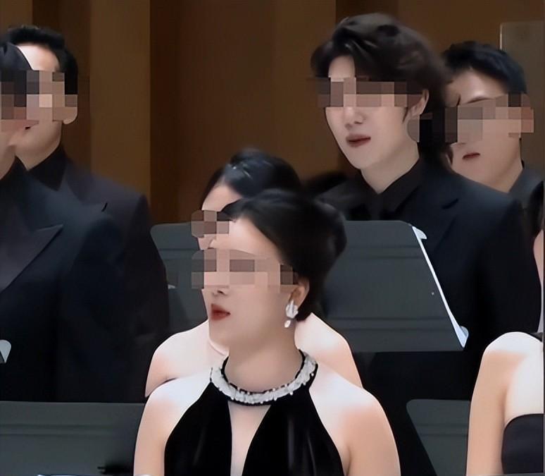 世界杯官方app下载入口-女子穿礼服退款后续:身份被扒已社死,工作被停职,商家准备起诉