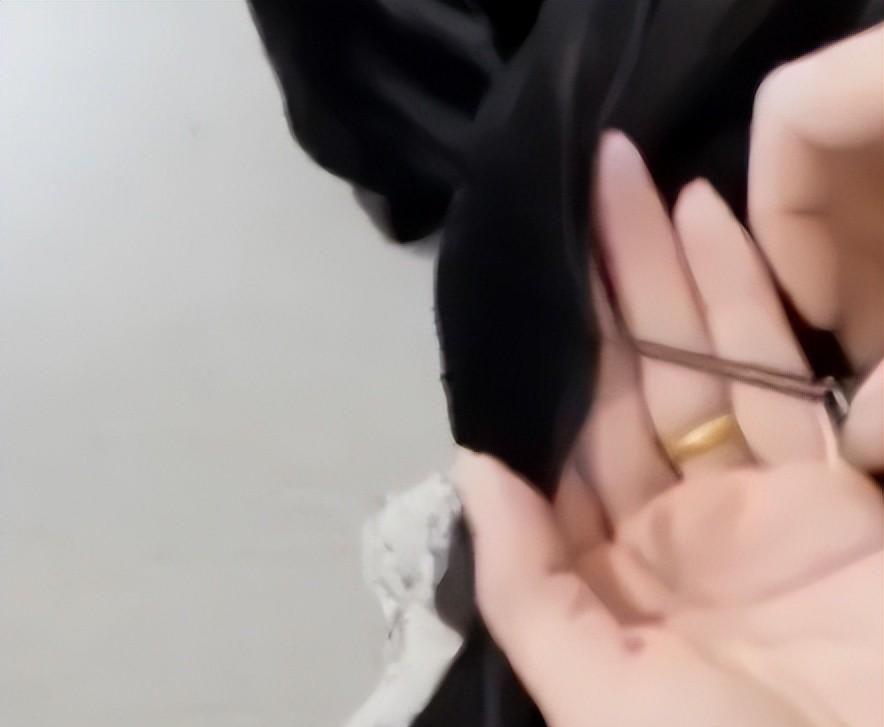 世界杯官方app下载入口-女子穿礼服退款后续:身份被扒已社死,工作被停职,商家准备起诉