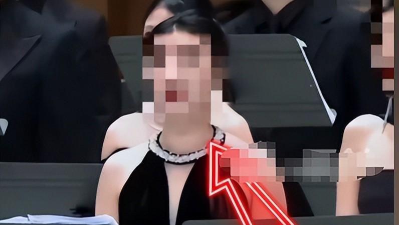 世界杯官方app下载入口-女子穿礼服退款后续:身份被扒已社死,工作被停职,商家准备起诉