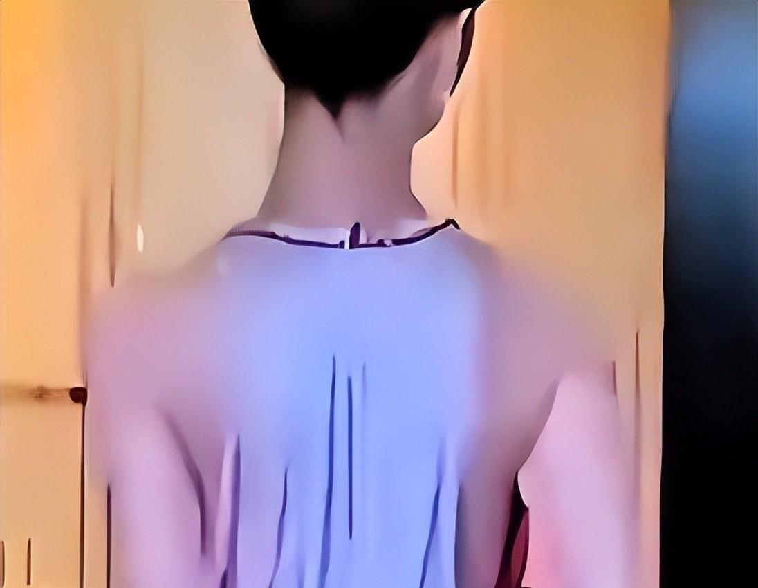 世界杯官方app下载入口-女子穿礼服退款后续:身份被扒已社死,工作被停职,商家准备起诉